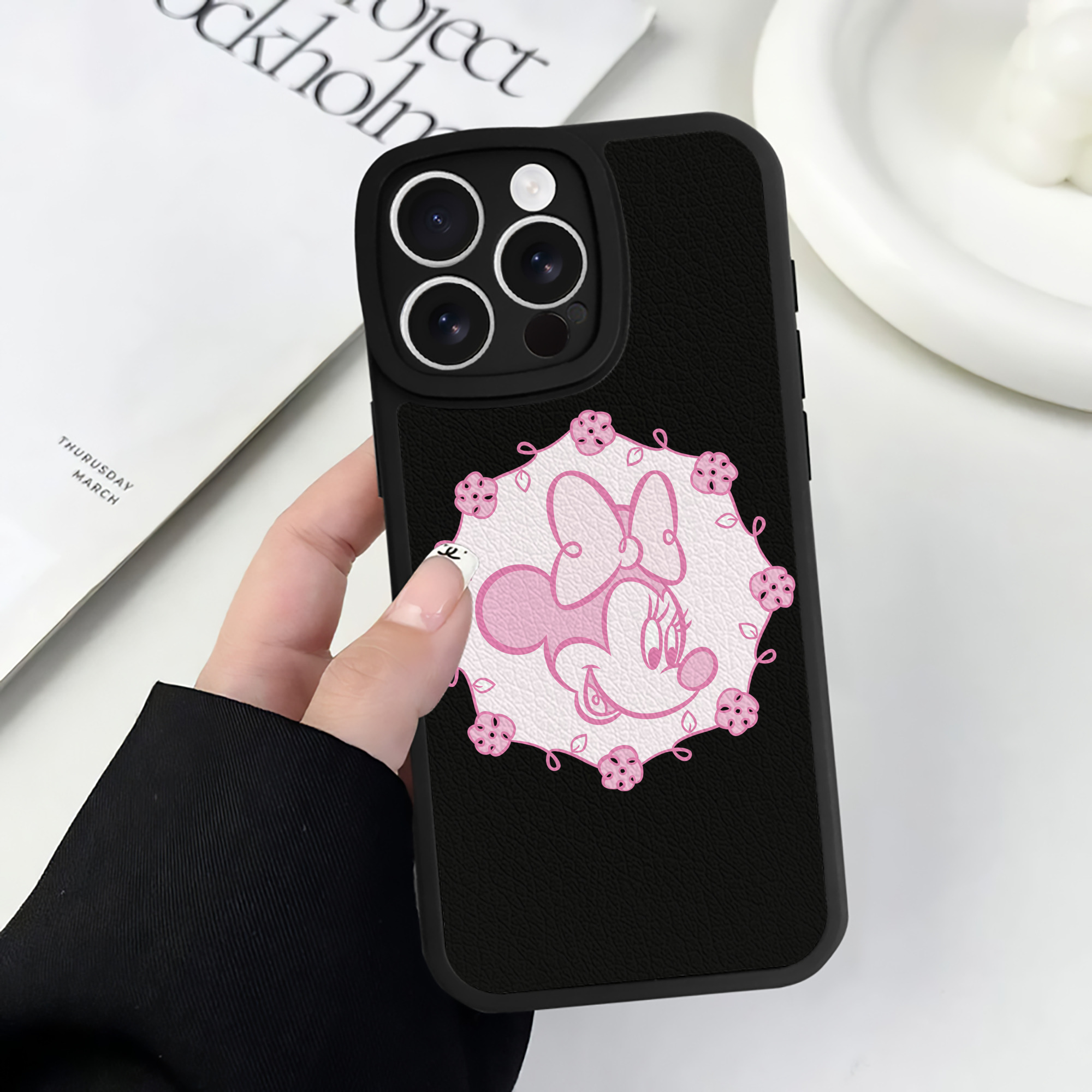 （画像用） ミッキーマウス Mickey Mouse 【iPhone 16シリーズ対応】シリコンスマホケース（レザー調） 材質：シリコン